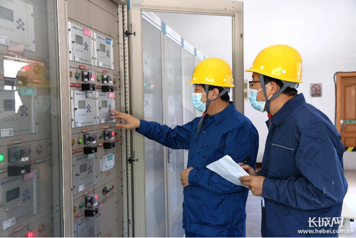 冀州区供电公司对高考考点学校配套设施开展特巡，提前掌握线路运行状况。王四辈 摄