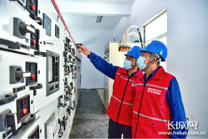 桃城区供电公司共产党员服务队到高考考点巡检供电设备。王磊 摄