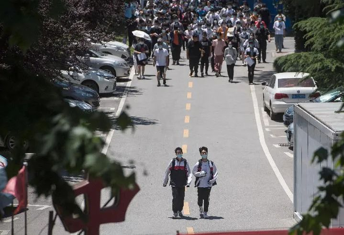 在武汉市钢城第四中学考点，首场科目考试结束后考生走出考场。新华社记者 肖艺九 摄