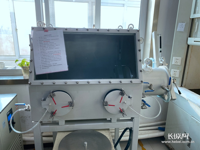 研究中心（惰性气体保护箱）。