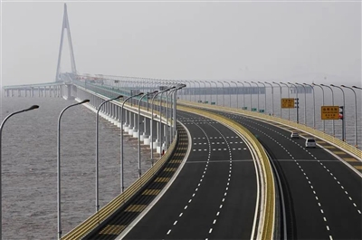 沈海高速浙江段的重要组成部分——杭州湾跨海大桥图据新华社