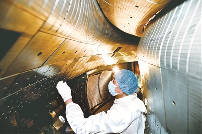 在中科院合肥物质科学研究院，工作人员对EAST进行升级改造。 新华社记者 刘军喜 摄