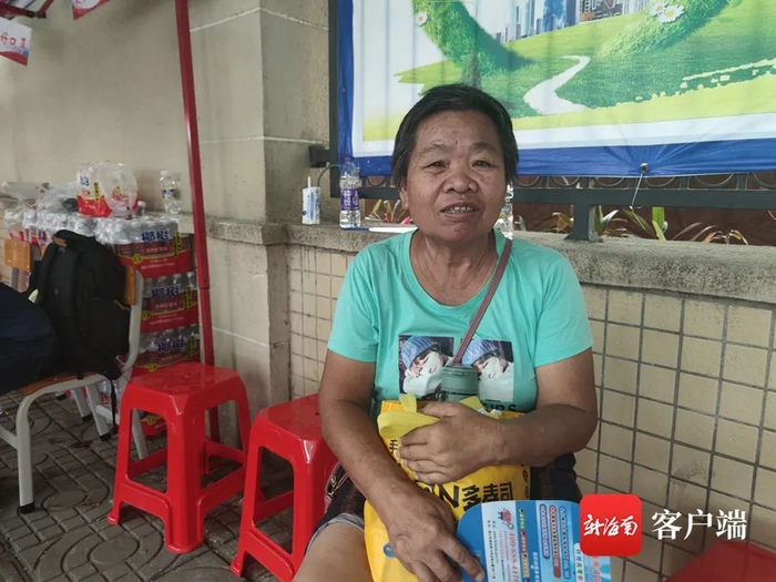 蔡阿婆在海口市第二中学校外的清凉驿站休息。记者韩星 摄