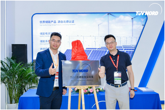 缪存星先生与江苏科曜能源科技有限公司副总经理奚佳杰先生一同揭牌