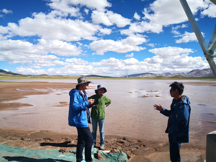 △  英大传媒集团记者在西藏采访阿里电力联网工程施工。