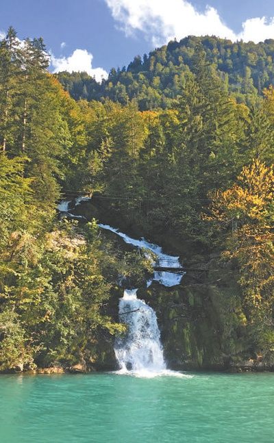瑞士因特拉肯布里恩茨湖岸风光。
