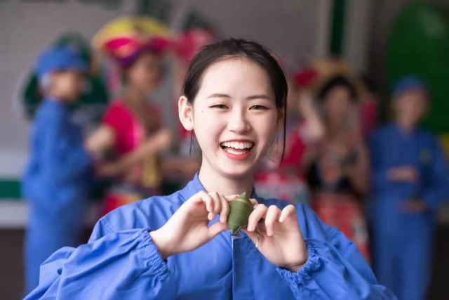 学生展示自己包好的“壮乡寿源粽”  学校供图