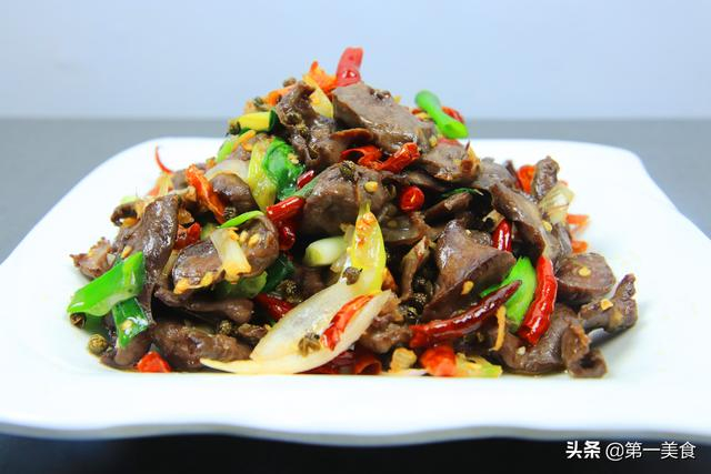 厨师长教你做香辣猪心，掌握这个几个技巧，口感脆嫩，麻辣爽口