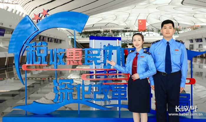 河北廊坊与北京大兴税务部门在大兴国际机场宣传《关于进一步深化税收征管改革的意见》。韩明霞 摄