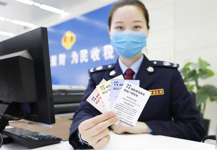 　栾城制作税收政策“知识卡”方便纳税人。 杨硕 摄