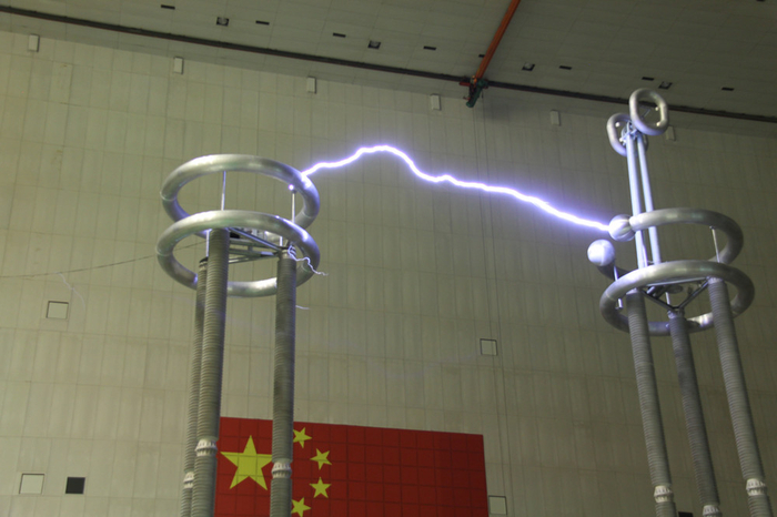 △  1100千伏直流场隔离开关端口间隙实验。