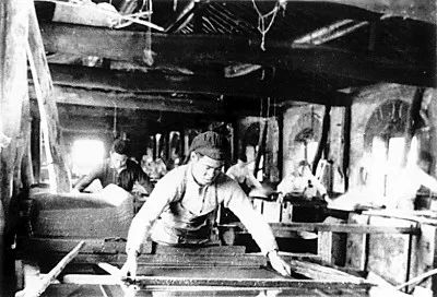 延安造纸厂工人在用马兰草纸浆抄纸。吴印咸摄