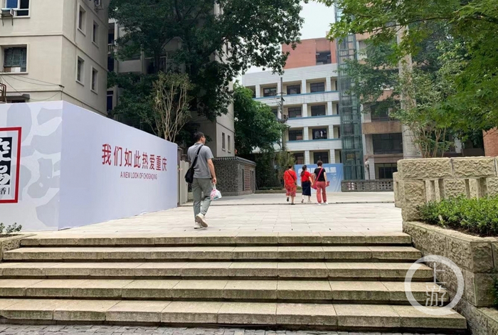 △步道出入口处的广告牌