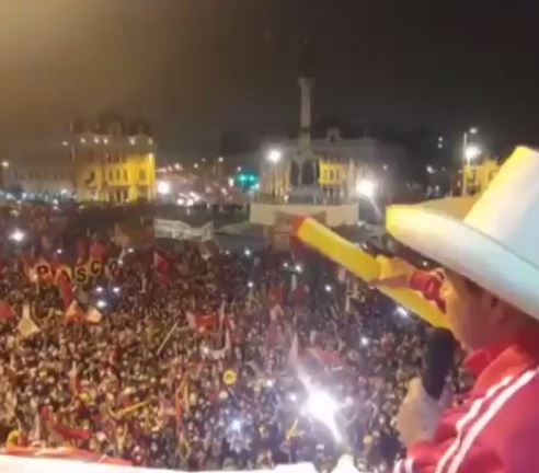 8日，卡斯蒂略接受支持者的欢呼 视频截图