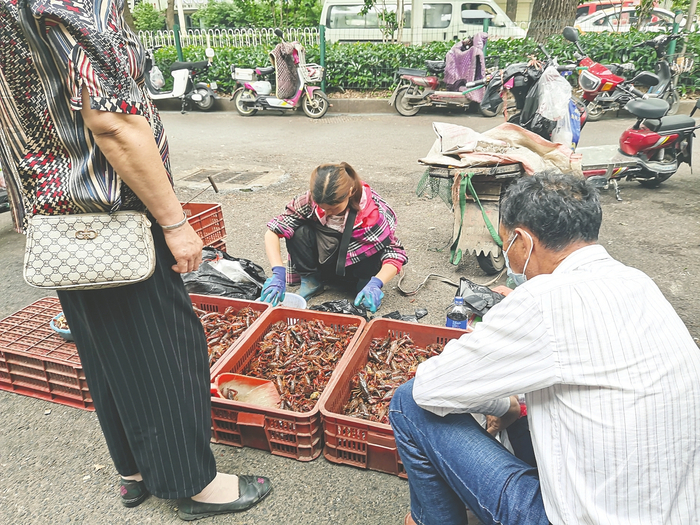 武汉菜场虾贩分筐出售小龙虾&nbsp;每经记者 陈晴 摄