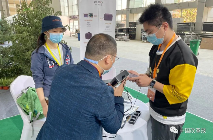 ▲ 汉得利（常州）电子股份有限公司负责人向记者展示定向扬声器。