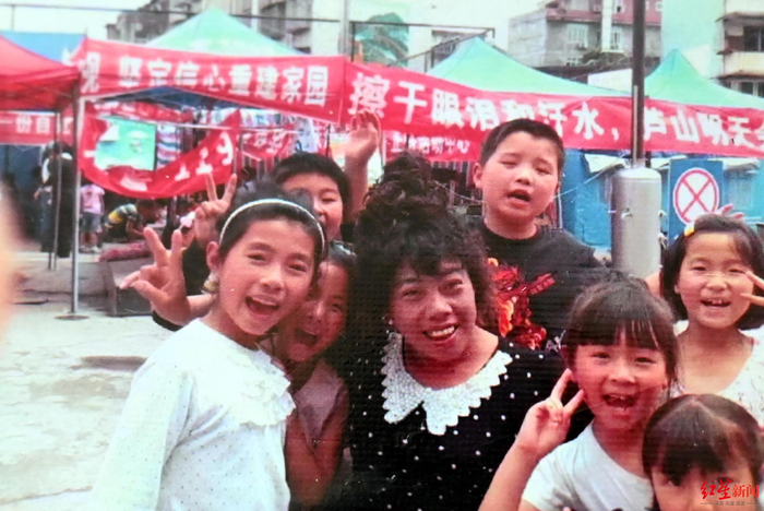  郭瑞珊在四川芦山地震灾区给帐篷里的孩子做心理疏导时的照片。图据受访者
