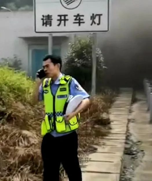  湖南高速交警桃江大队中队长曹卓林（视频截图）。