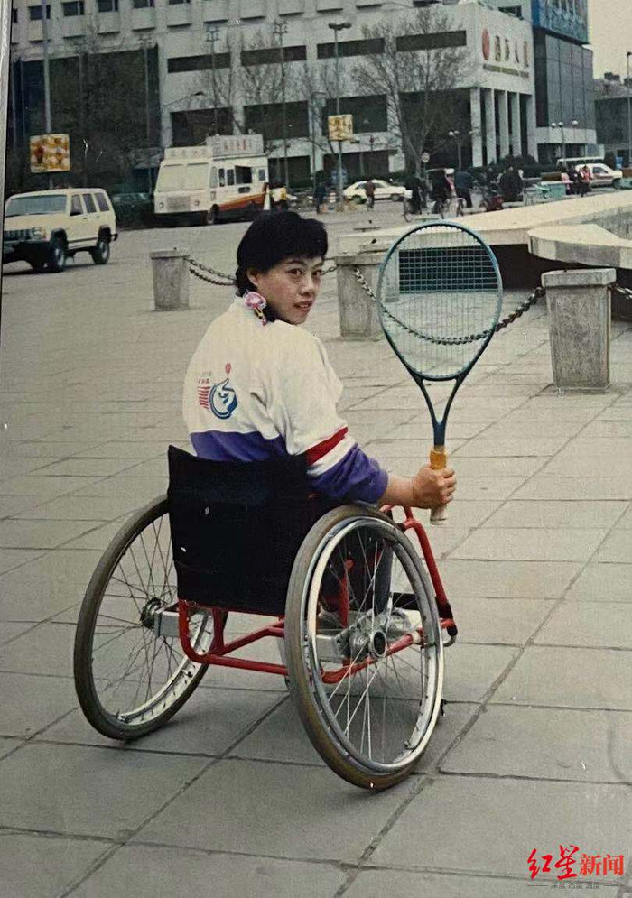  郭瑞珊在轮椅上挥舞网球拍的照片。图据受访者