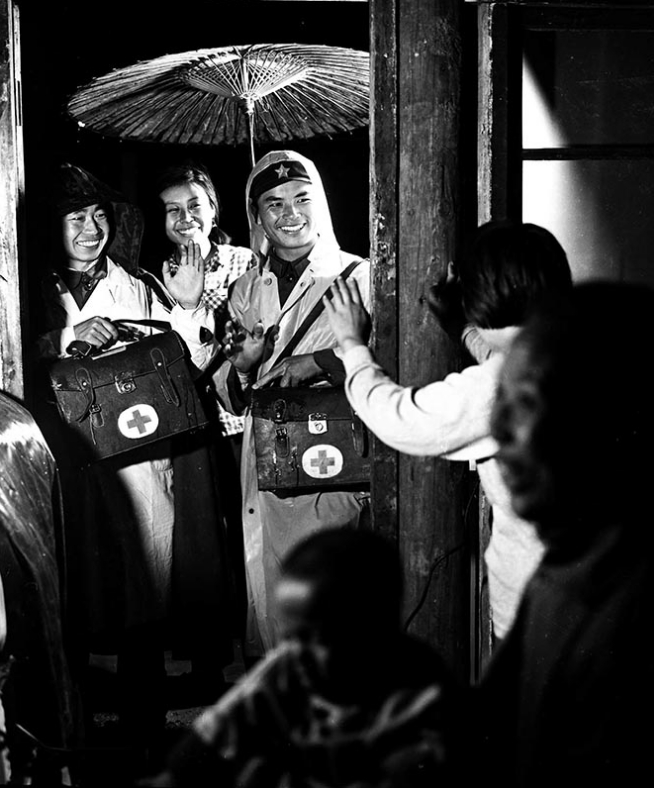  ▲地震后部队医生到防震棚巡诊。图据中新社