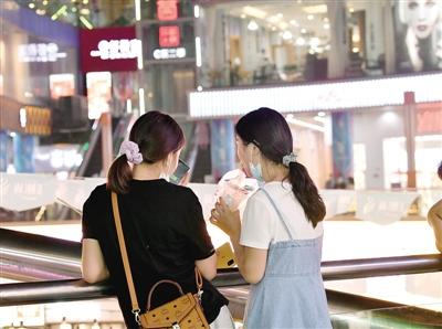 各种清凉饮料受到年轻人青睐丁友明/图