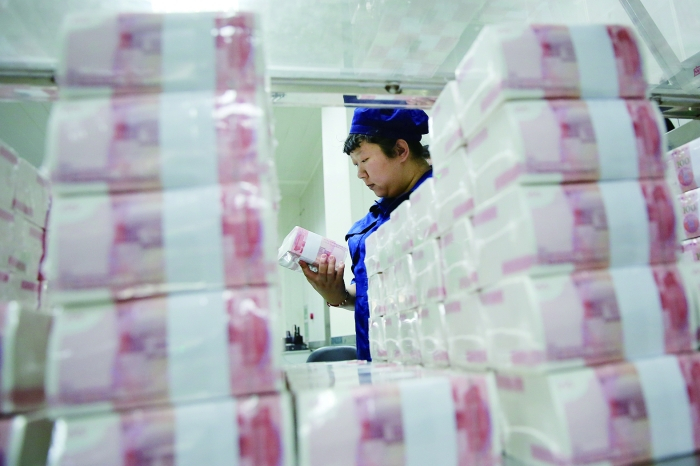 人民币成品在北京印钞厂最后打捆抽查封包 记者 史丽 摄