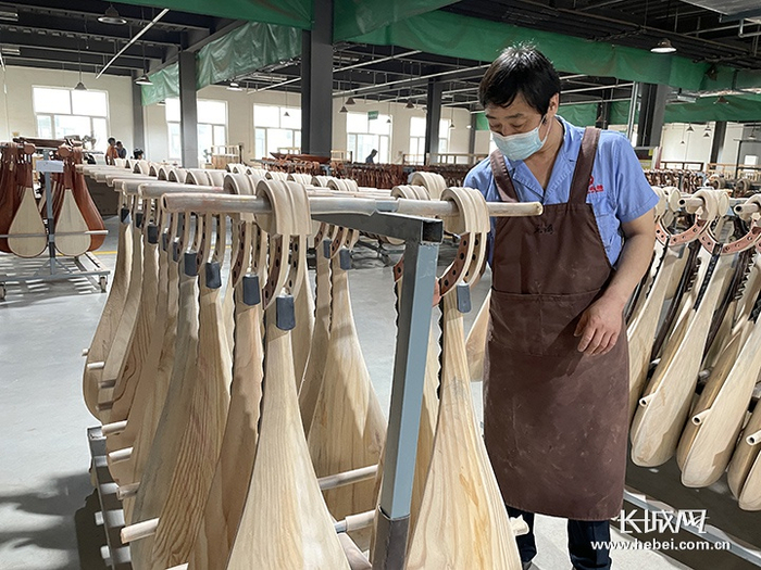乐海乐器公司琵琶制作技师林永海，已从事琵琶制作18年。长城网记者 郑佳洵 摄