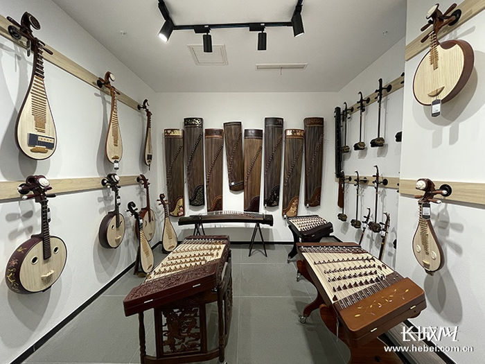 乐海乐器有限公司年产各类民族乐器20余万。长城网记者 郑佳洵 摄