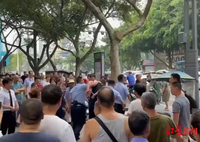 ▲伤人者被民警押走。