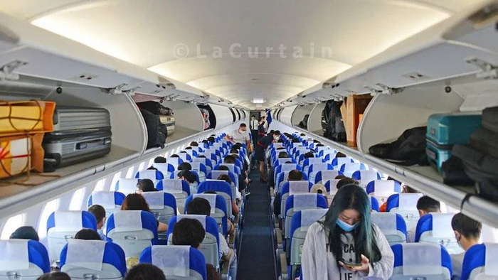 图：行李箱进客舱　摄影：拉上窗帘