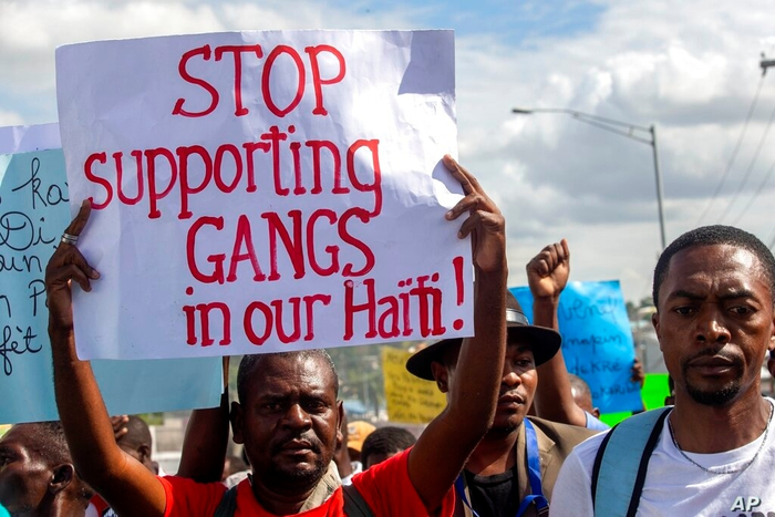 去年年底的抗议活动中，示威者打出“不要在我们海地支持黑帮”的标语。