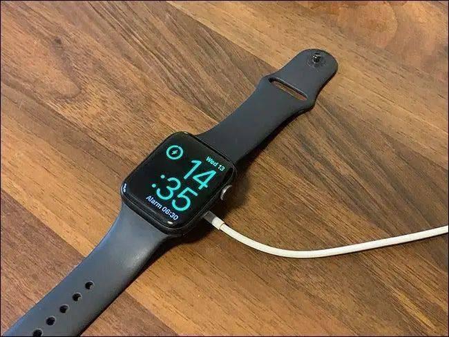 豪華で新しい Apple Watch NIKE３ 充電最大容量100% その他