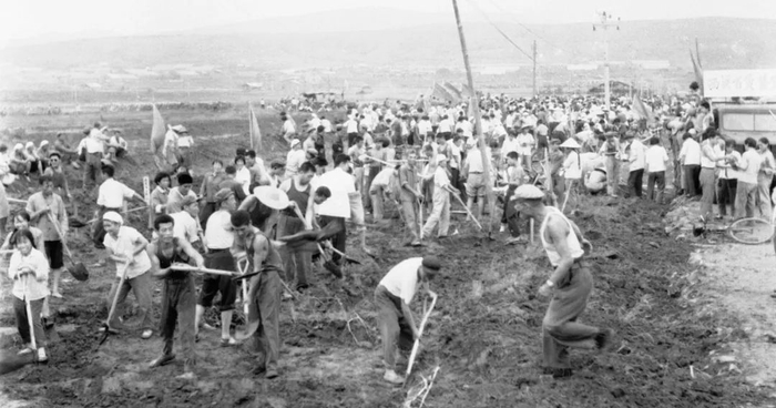 ▲辽阳石油化纤总厂建设现场