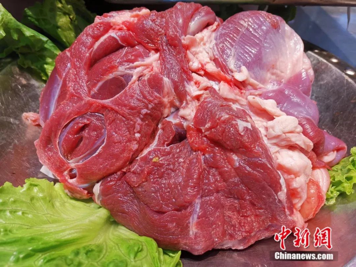 图为现切的羊肉。葛勇 摄