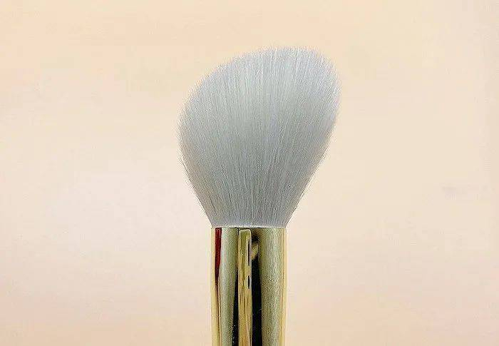 细嫩光锋羊毛制成的化妆刷取粉力、晕染力好 图片来源：琴制