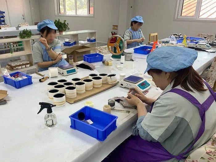 墩型是化妆刷制作过程中难度最高的一道工序拍摄：张馨予