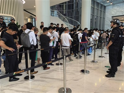 　　图为同程大厦内排队等候商谈的供应商。