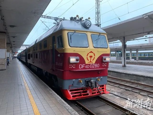 ▲2020年6月30日上午，醴茶铁路恢复客运运营，停运5年后，醴茶线上再闻火车响，湘东革命老区经济社会迎来重大发展机遇。（湖南日报记者 童迪 李永亮 摄影报道）