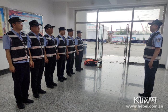 涧河海防派出所巡逻救助“党员突击队”严阵以待。鹿超 摄