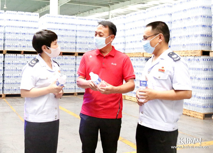 　税务人员到今麦郎饮品了解水资源税情况。张芳 王煜描 摄