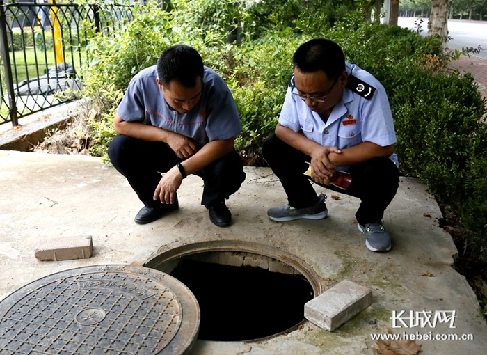 　税务人员到今麦郎饮品了解水资源税情况。张芳 王煜描 摄