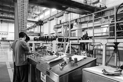 专家认为，珠三角几个城市较为年轻的一大原因是外来人口比重非常高新华社图