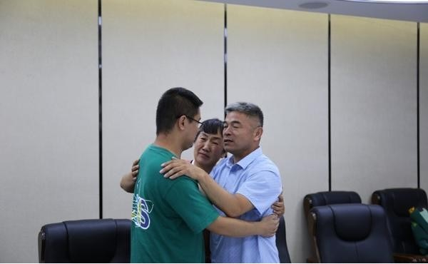 郭刚堂与儿子相拥