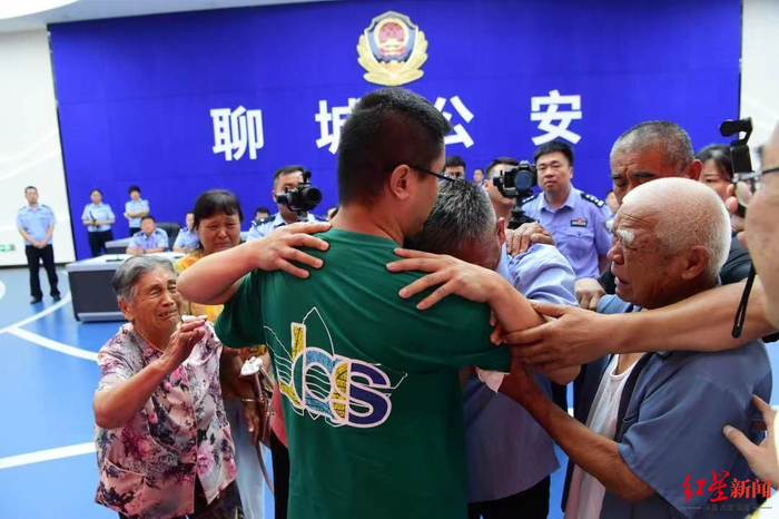 ▲7月11日，阔别多年的父子俩认亲成功