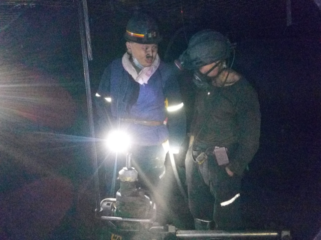 工人在运用专利技术进行施工  学校供图