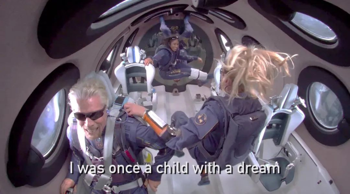 布兰森和其他乘客体验失重 社交媒体截图