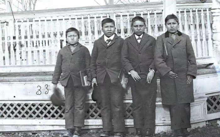  △原住民儿童在寄宿学校前的合影 图片来源：英国《每日电讯报》