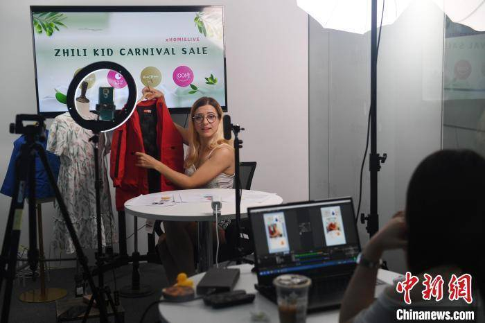 老外主播带货许少峰摄