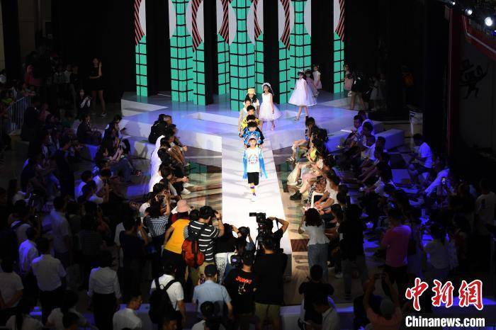 童模走秀许少峰摄