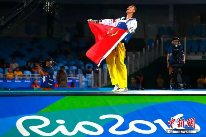 当地时间8月17日上午结束的里约奥运会跆拳道男子58公斤以下级金牌赛中，中国选手赵帅6:4战胜泰国选手汉帕，获得冠军。中新网记者 富田 摄